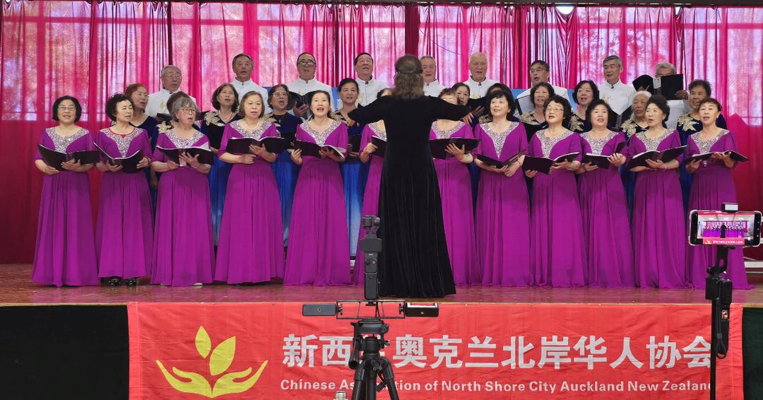 一群人在台上表演

AI 生成的内容可能不正确。