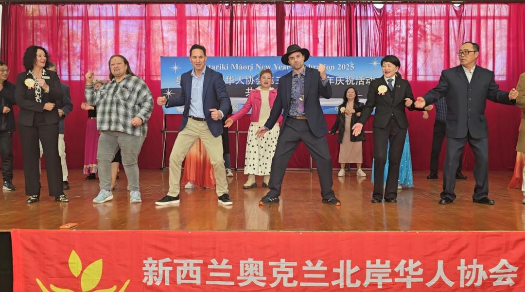 一群人站在地板上

AI 生成的内容可能不正确。