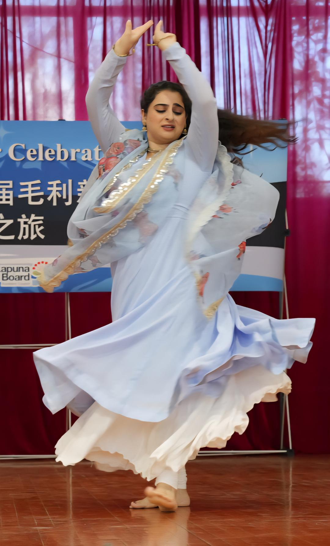 女人穿着裙子

AI 生成的内容可能不正确。