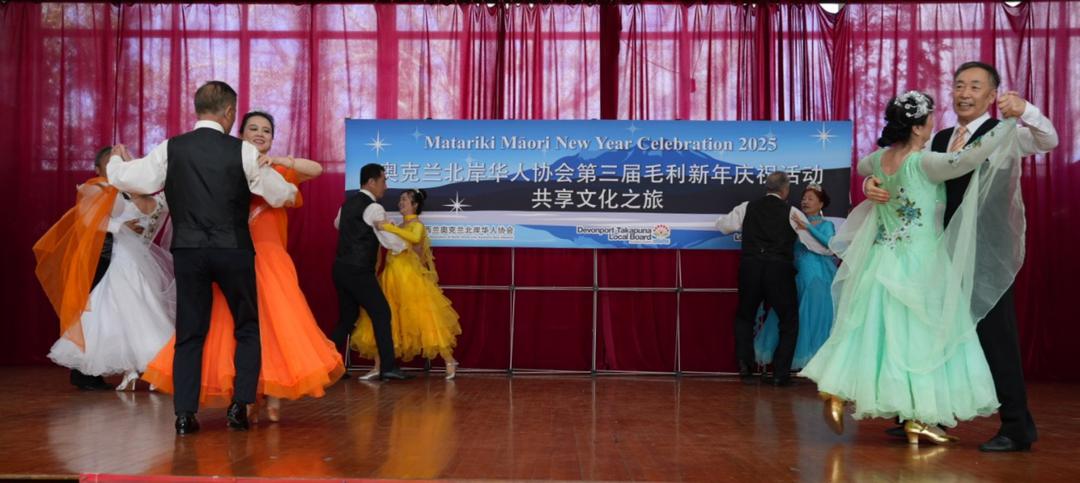 图片包含 桌子, 玩具, 男人, 房间

AI 生成的内容可能不正确。