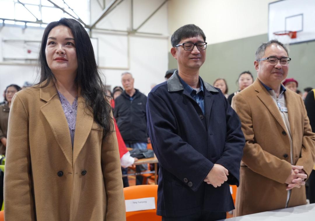 男人和女人站在一起

AI 生成的内容可能不正确。