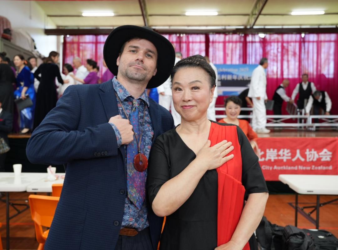 男人和女人站在室内

AI 生成的内容可能不正确。