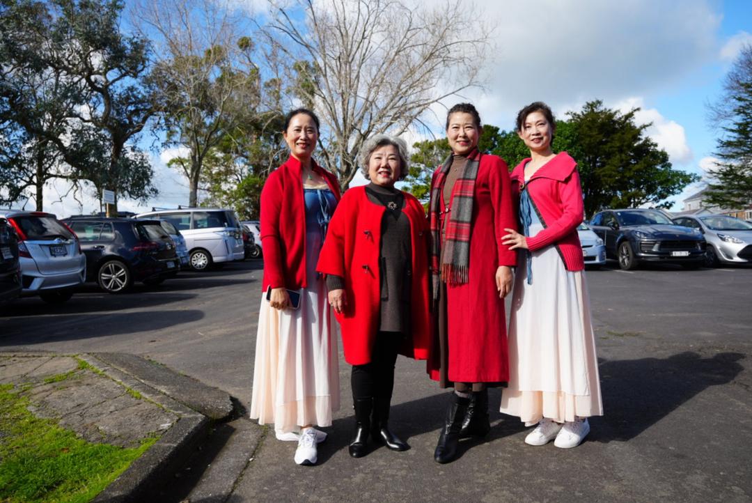 一些人站在路中间

AI 生成的内容可能不正确。
