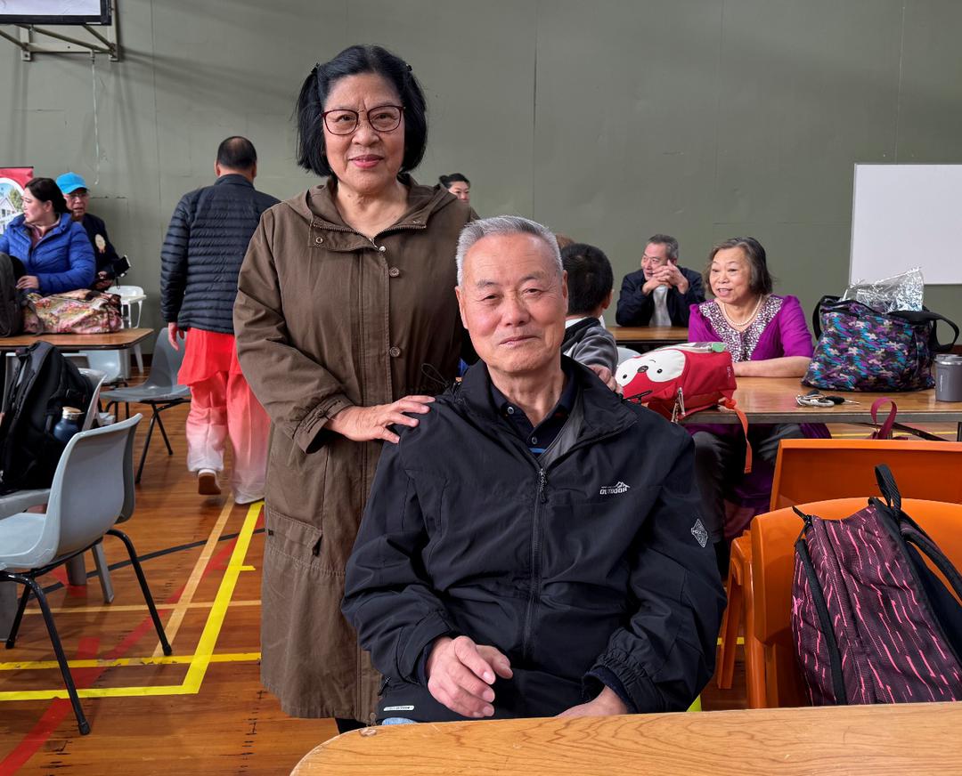 图片包含 人, 室内, 男人, 桌子

AI 生成的内容可能不正确。