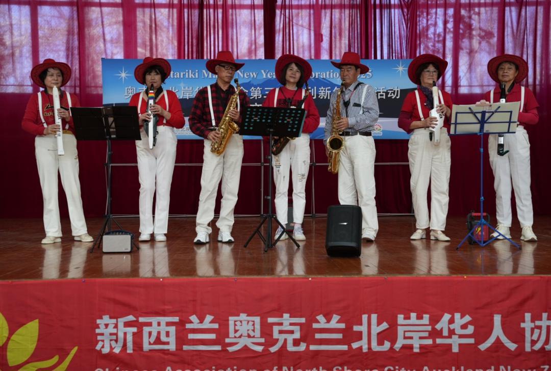 一群人站在台上

AI 生成的内容可能不正确。