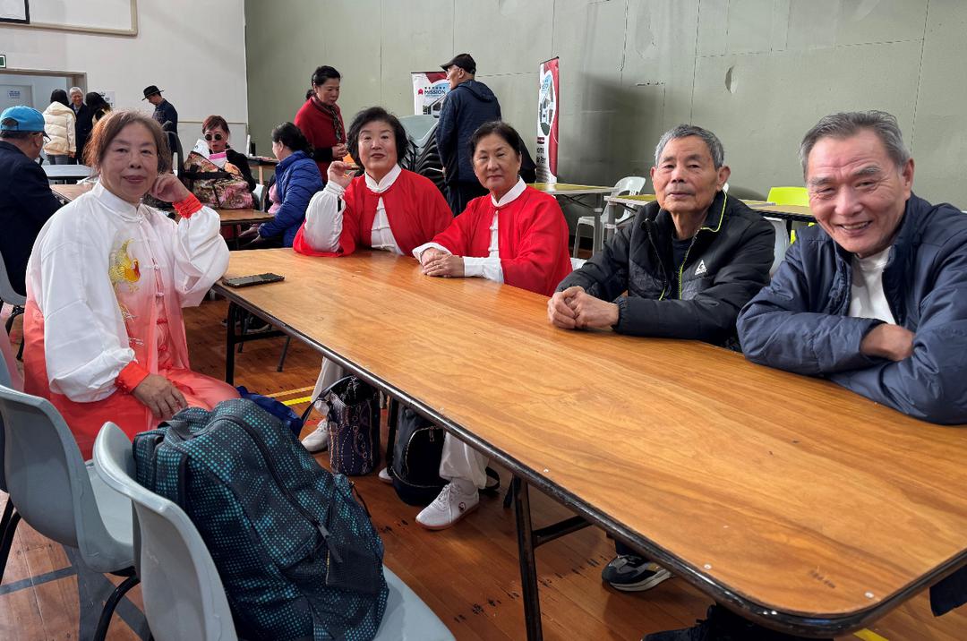 一群人坐在桌子前

AI 生成的内容可能不正确。