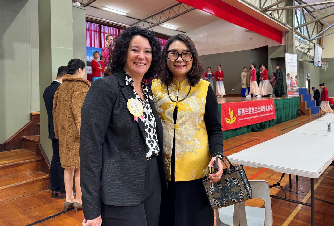 女人站在室内

AI 生成的内容可能不正确。