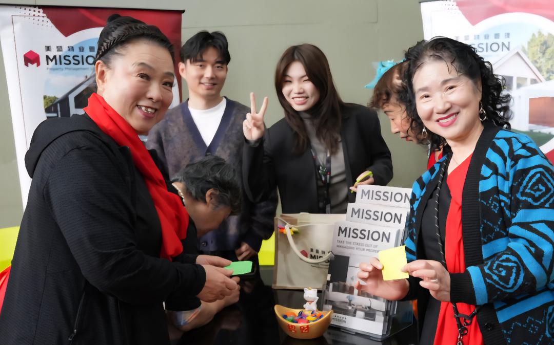 图片包含 人, 室内, 桌子, 站

AI 生成的内容可能不正确。