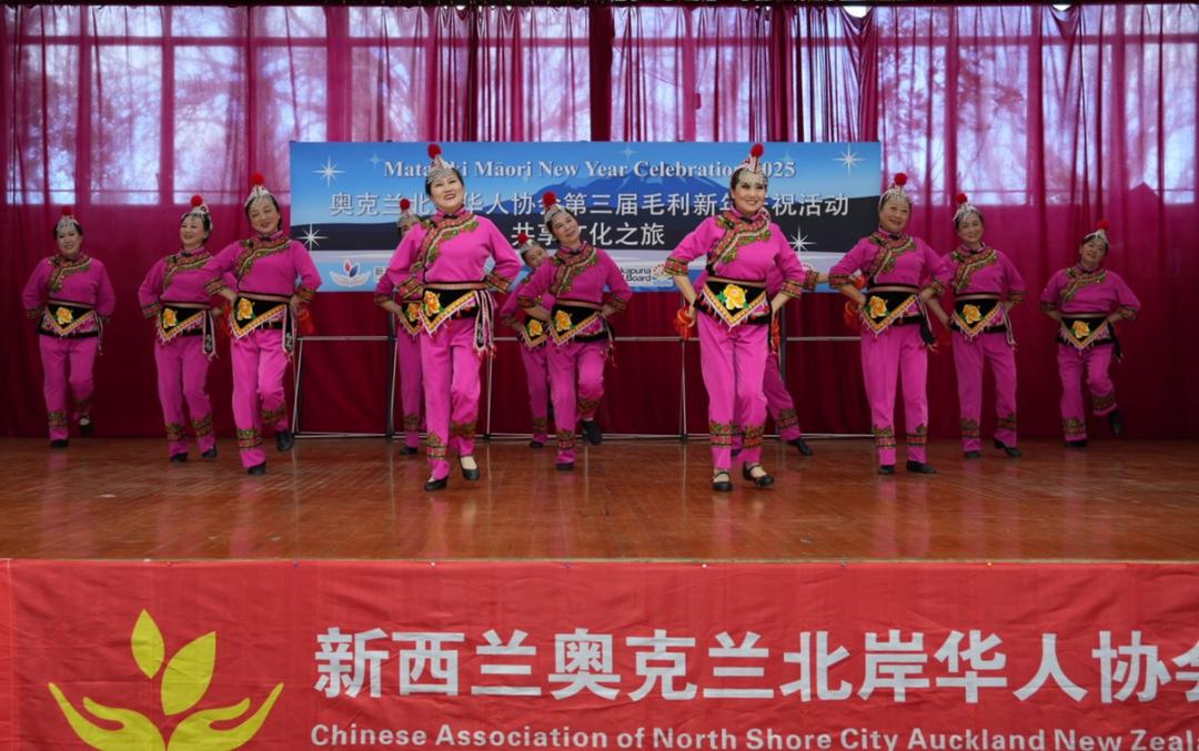 图片包含 室内, 桌子, 粉色, 站

AI 生成的内容可能不正确。