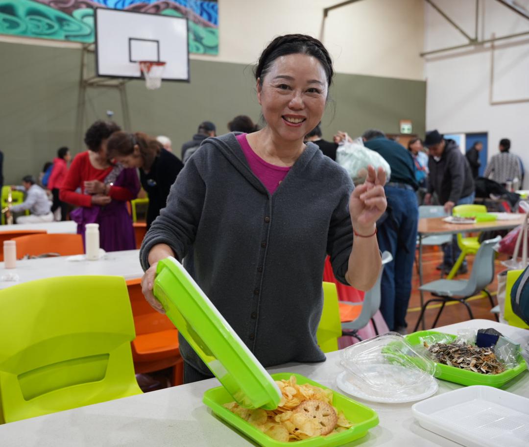 图片包含 人, 室内, 桌子, 食物

AI 生成的内容可能不正确。