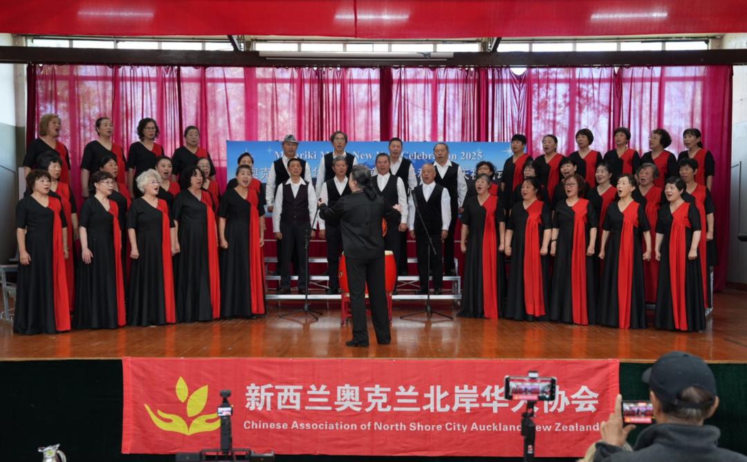 一群人站在台上

AI 生成的内容可能不正确。