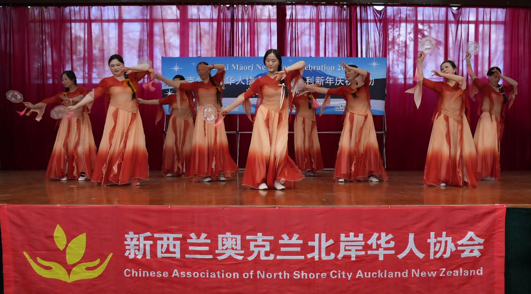 桌子上有许多花瓶

AI 生成的内容可能不正确。