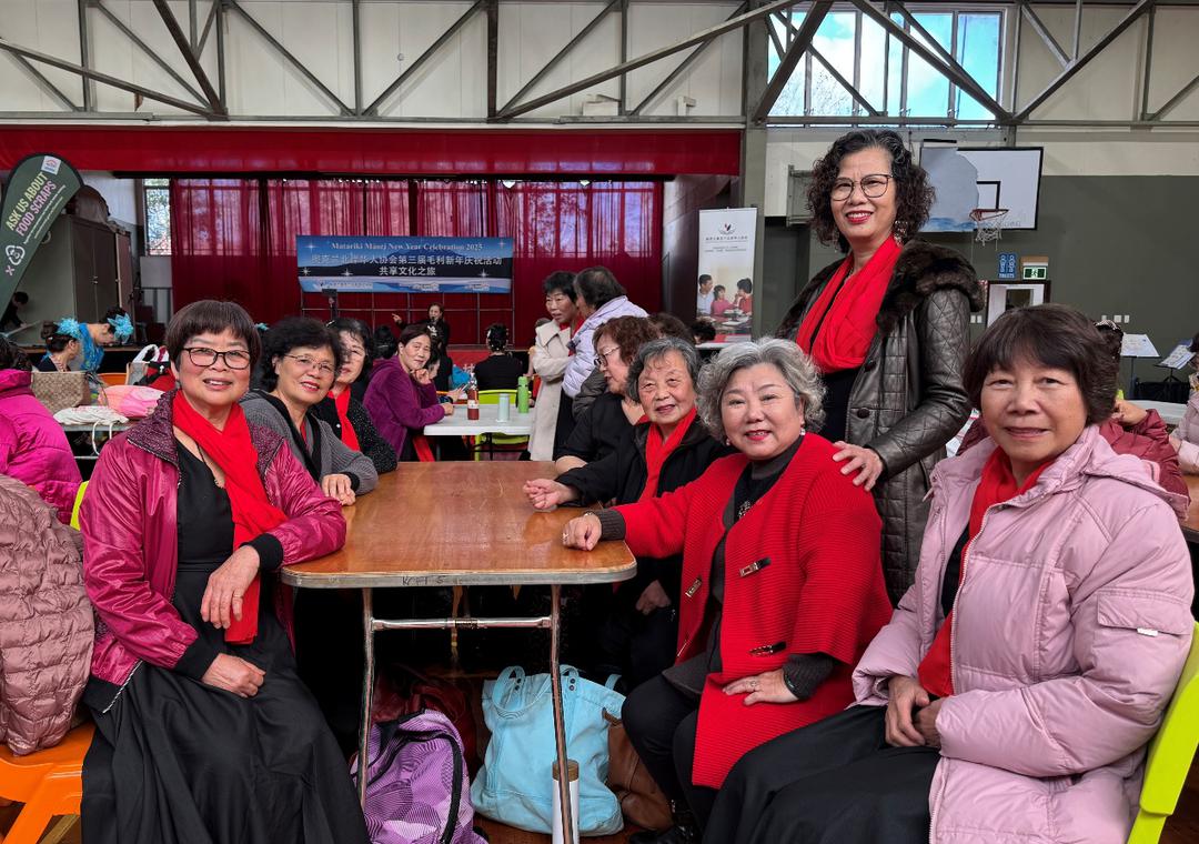 图片包含 人, 建筑, 女人, 人们

AI 生成的内容可能不正确。