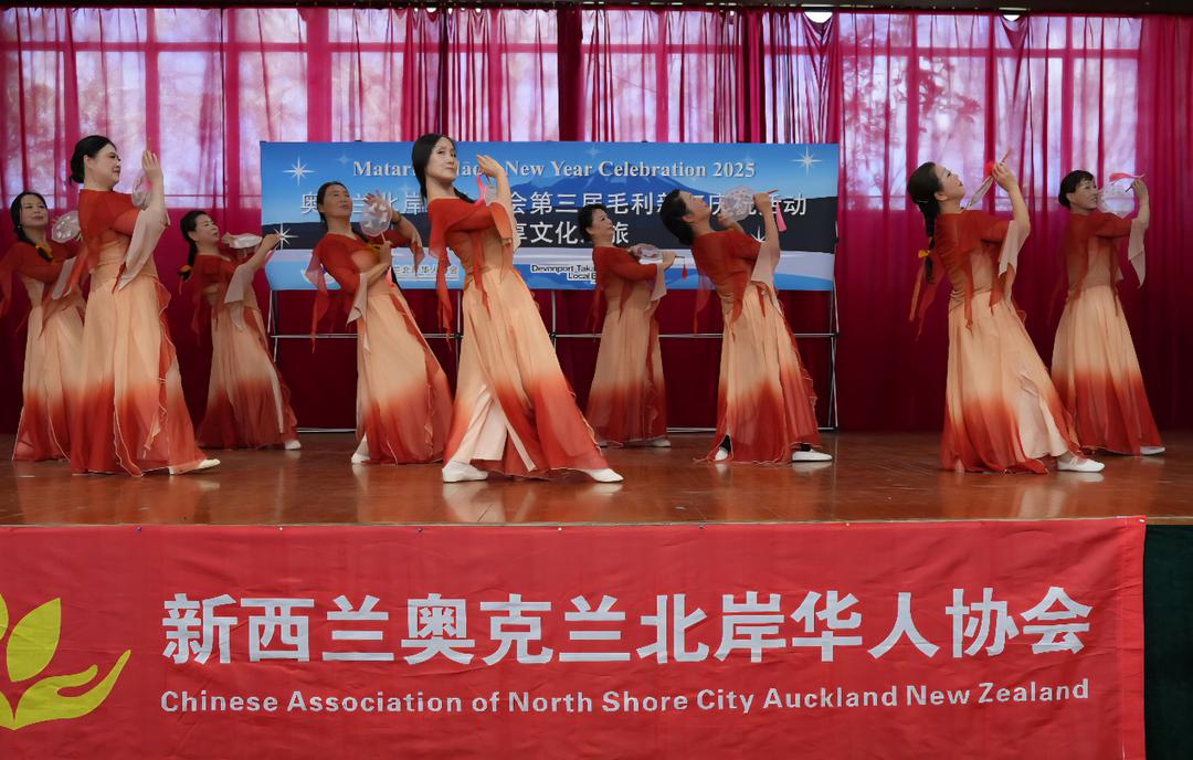 图片包含 桌子, 室内, 男人, 各种

AI 生成的内容可能不正确。