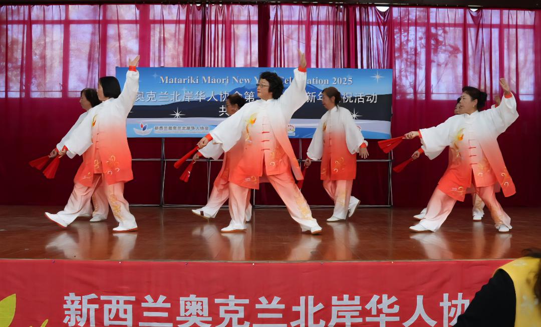 图片包含 室内, 人, 桌子, 院子

AI 生成的内容可能不正确。