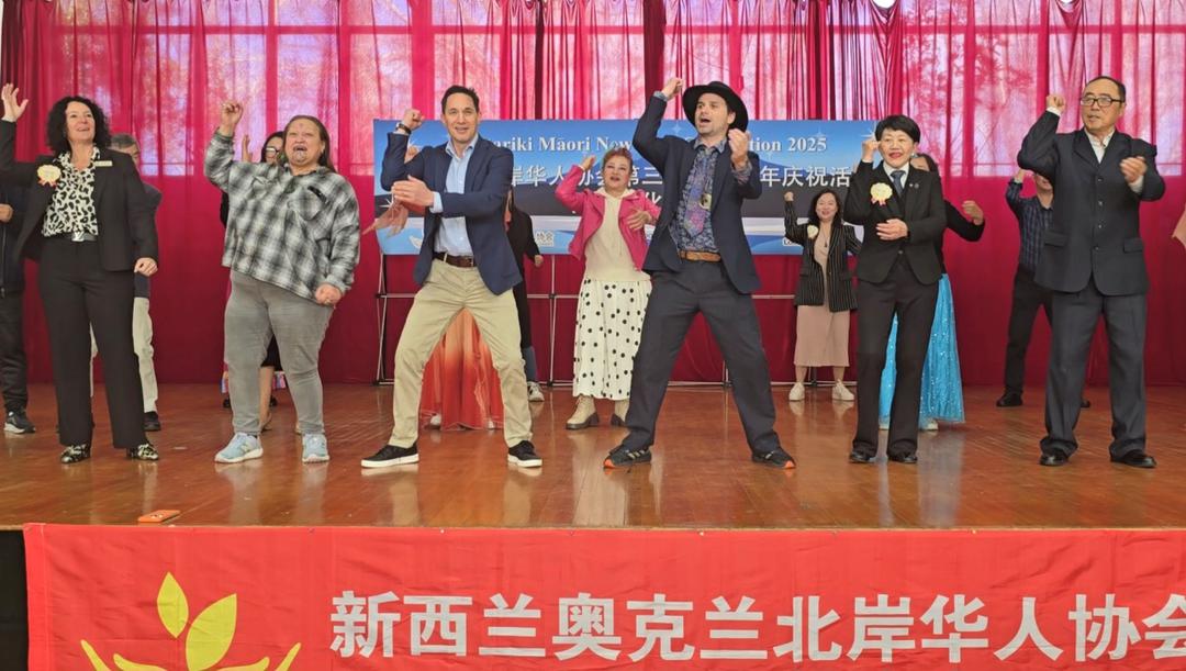 一群人站在一起

AI 生成的内容可能不正确。