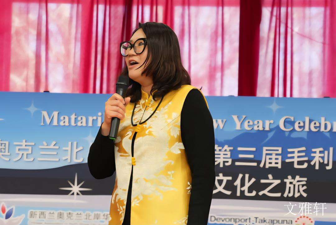 穿着西装笔挺的女子与配字

AI 生成的内容可能不正确。