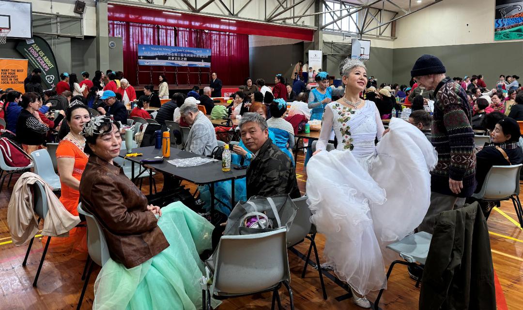 人们在看台上

AI 生成的内容可能不正确。