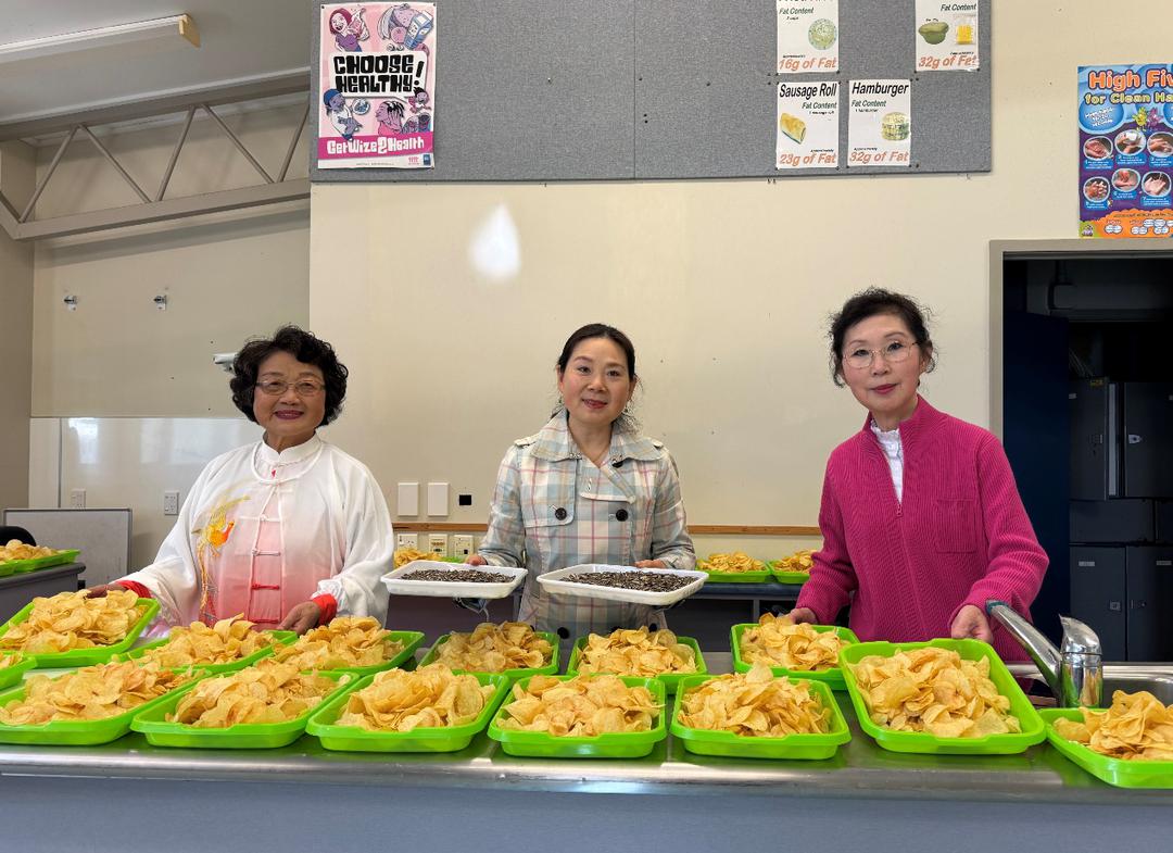 桌子上放着一些食物的人

AI 生成的内容可能不正确。