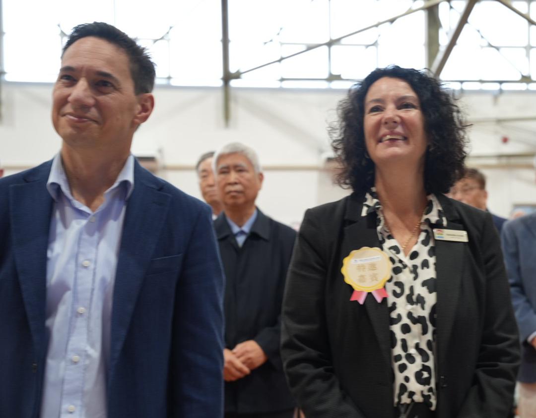 穿西装的男人和女人站在一起

AI 生成的内容可能不正确。