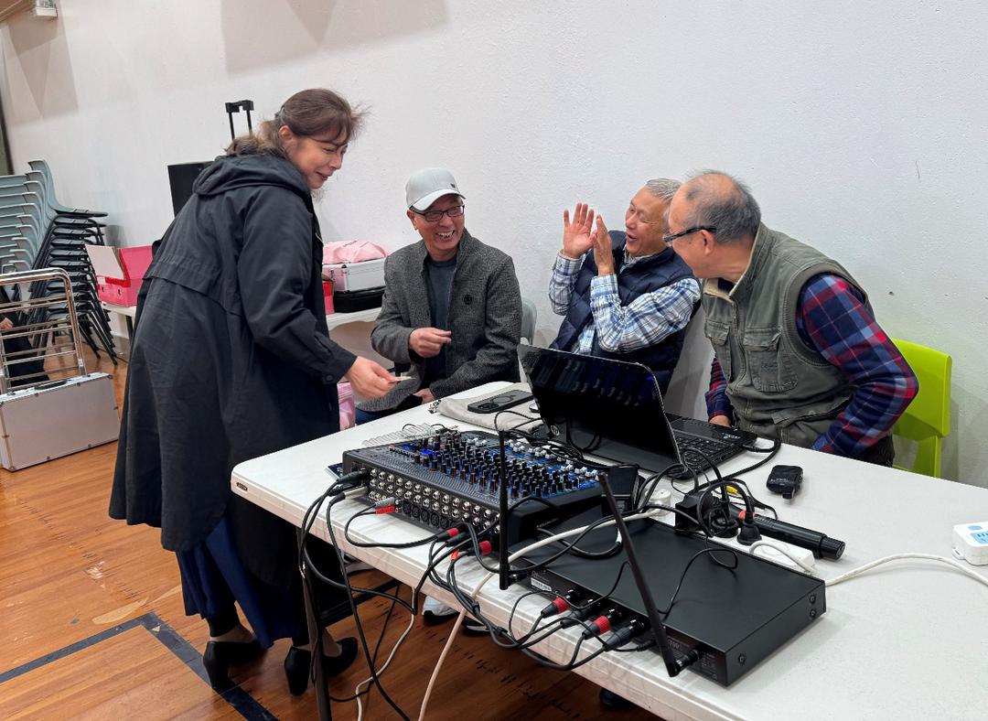 一群人站在桌子边

AI 生成的内容可能不正确。