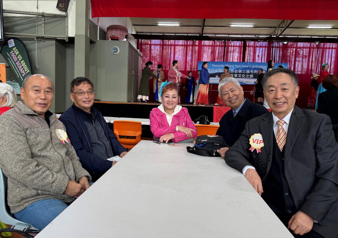 一群人坐在桌子前

AI 生成的内容可能不正确。