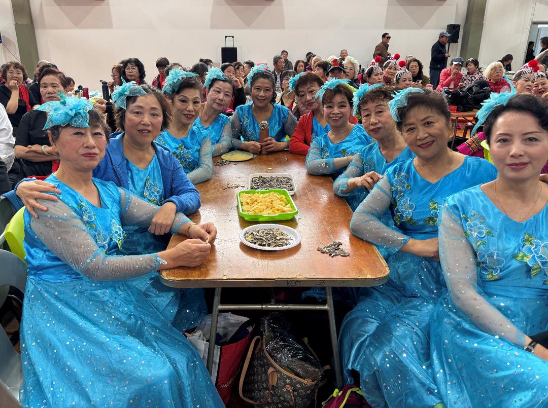 图片包含 人, 照片, 人们, 男人

AI 生成的内容可能不正确。