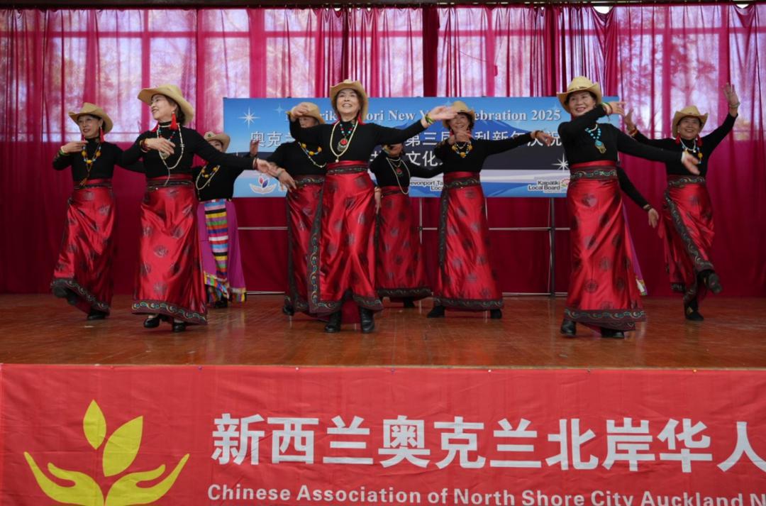 图片包含 室内, 球拍, 院子, 男人

AI 生成的内容可能不正确。