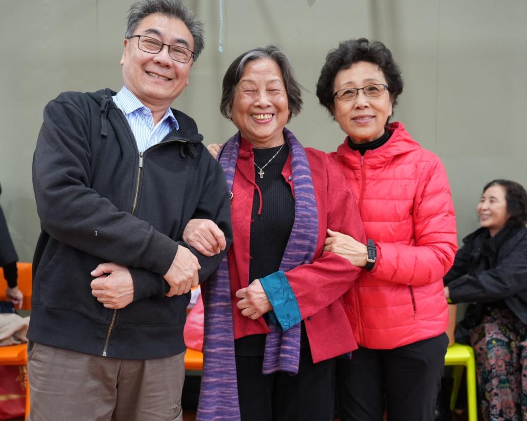 人们站在一起合影的一群人

AI 生成的内容可能不正确。