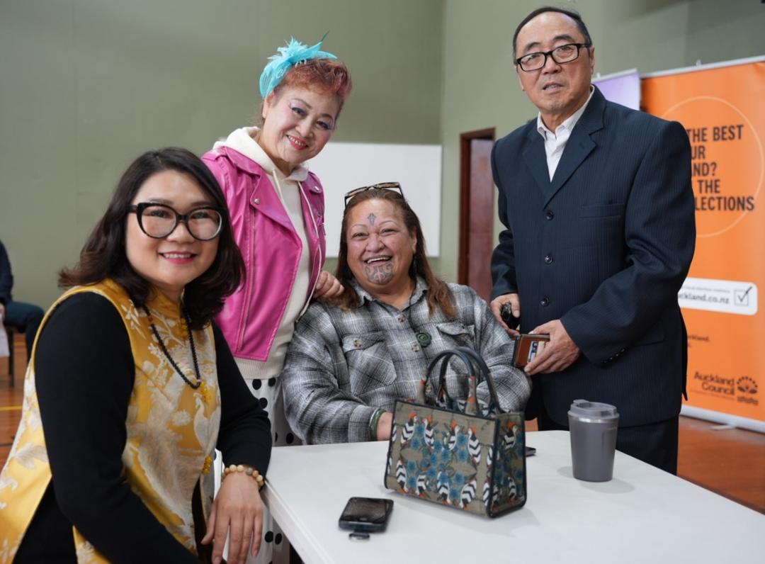 一群男人和女人站在桌子上

AI 生成的内容可能不正确。