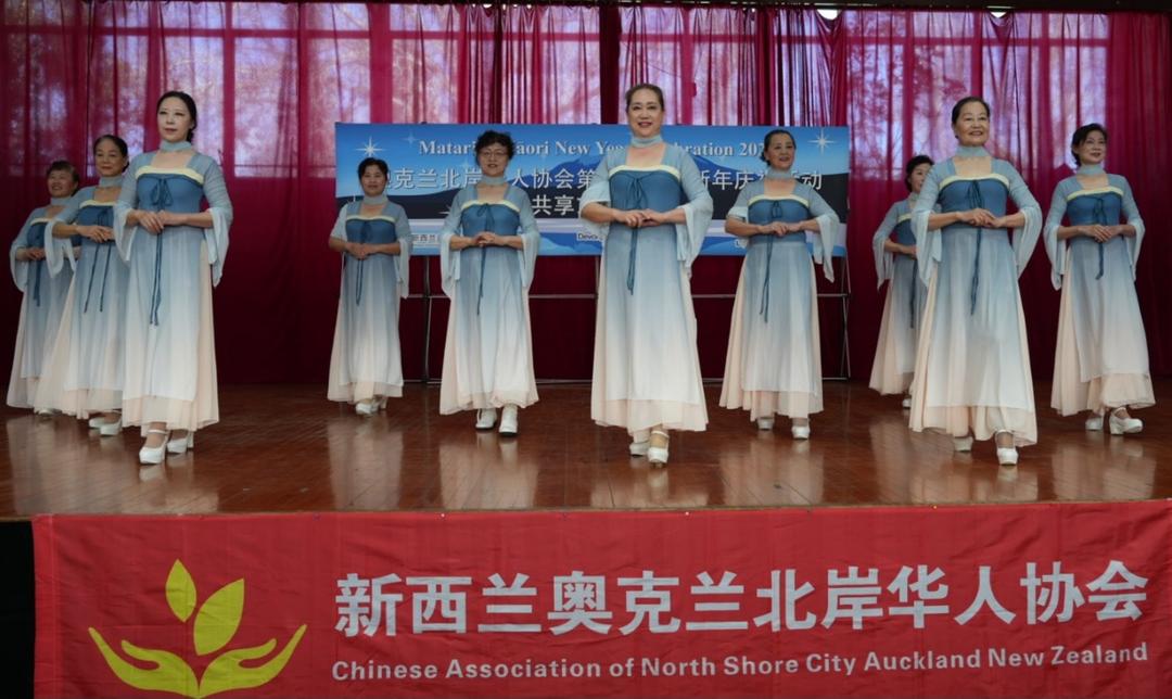 图片包含 室内, 桌子, 房间, 大

AI 生成的内容可能不正确。