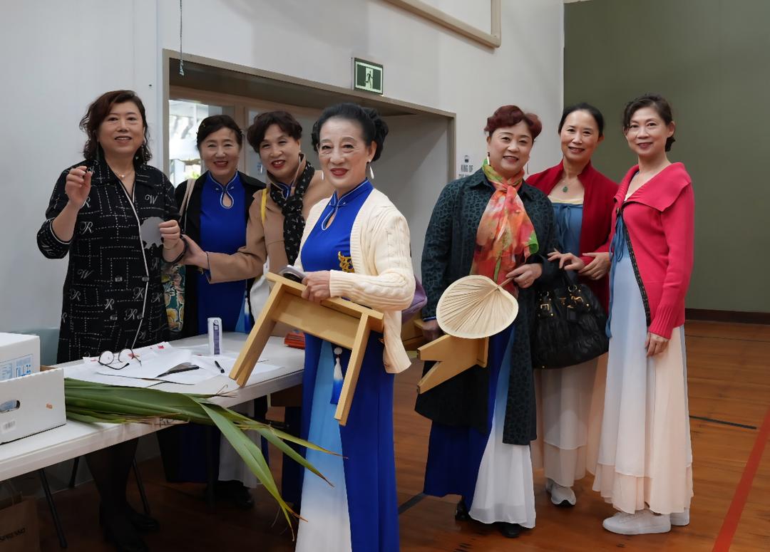 一群男人和女人站在桌子上

AI 生成的内容可能不正确。