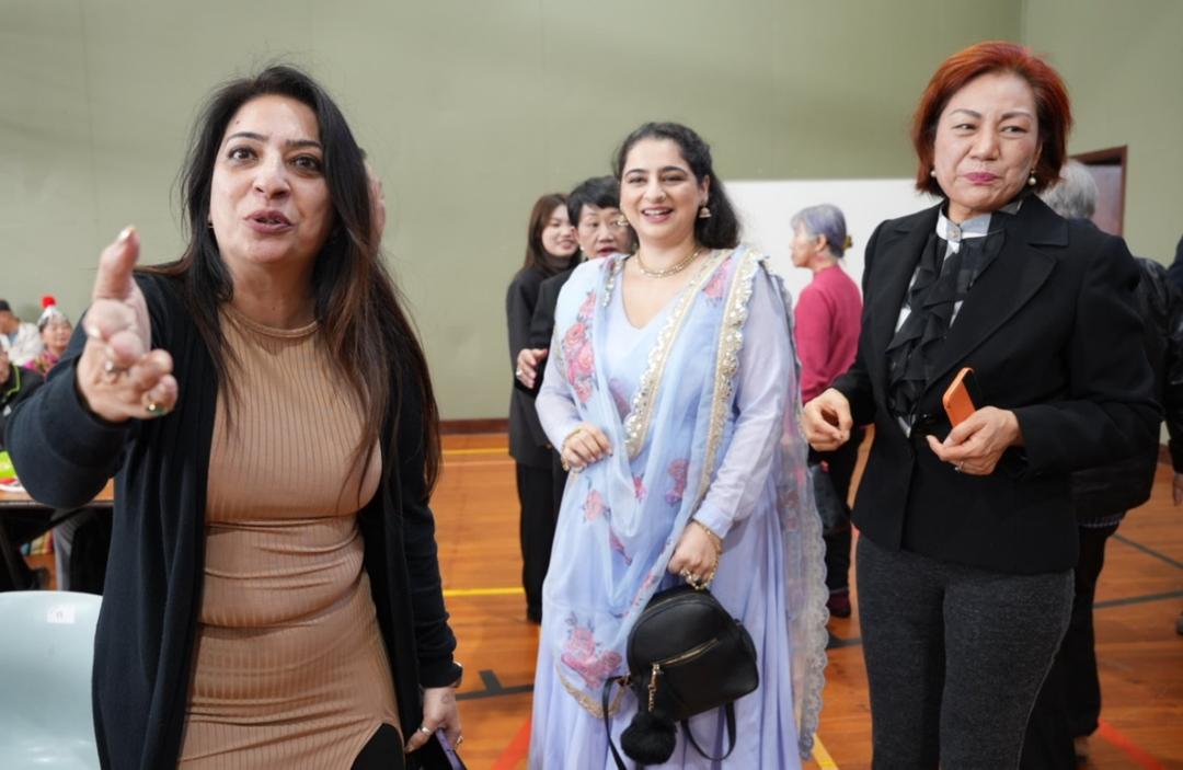 一群穿着西装的女人

AI 生成的内容可能不正确。