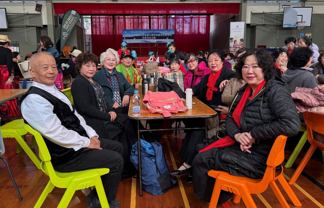 一群人围坐在桌子前

AI 生成的内容可能不正确。