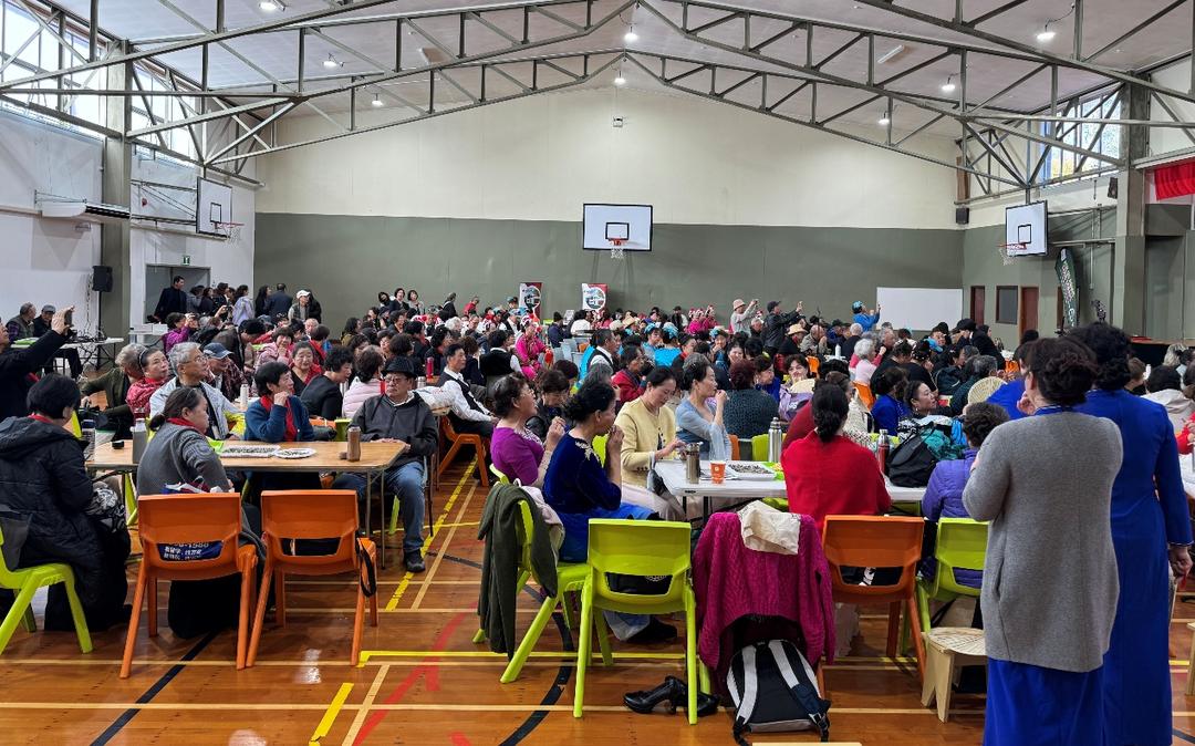 人们在看台上的人在房间里

AI 生成的内容可能不正确。