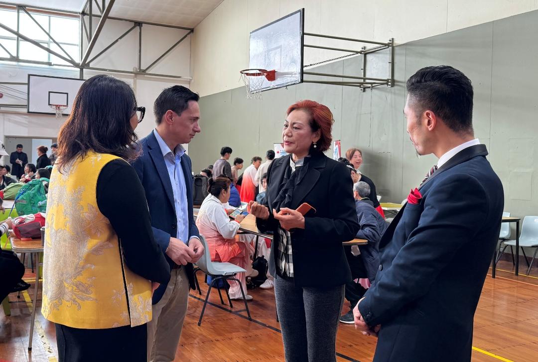 穿黑色衣服的男人在房间里的人们

AI 生成的内容可能不正确。