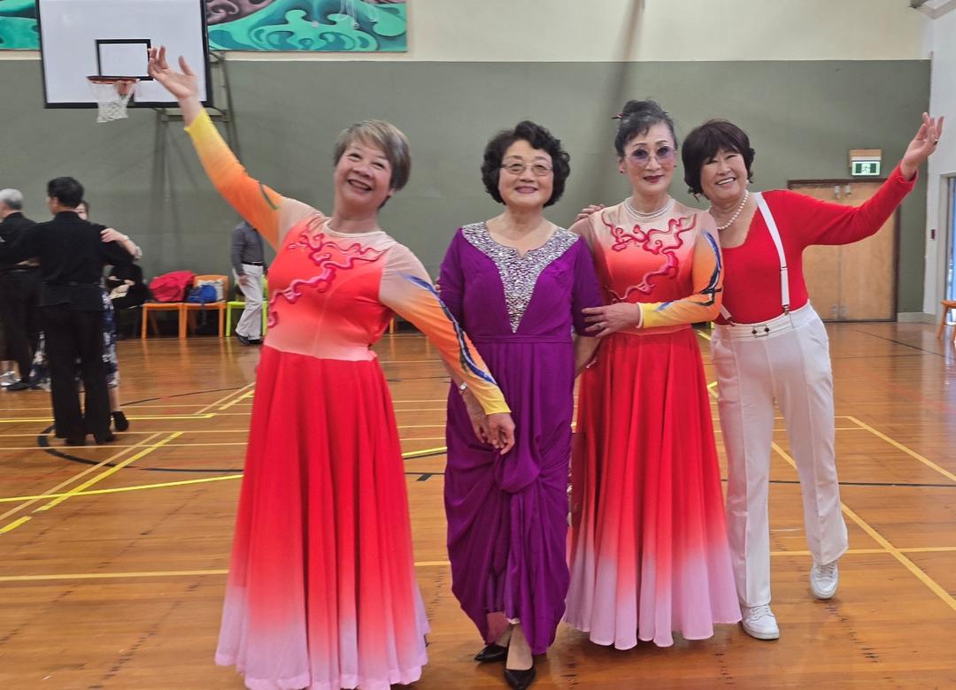 一群男人和女人在跳舞

AI 生成的内容可能不正确。