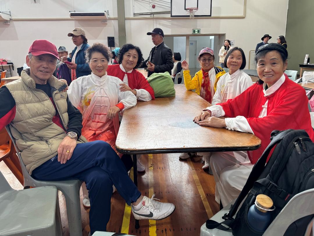 一群人围坐在桌子边

AI 生成的内容可能不正确。