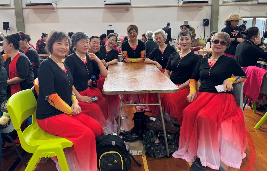 一群人在桌子上

AI 生成的内容可能不正确。