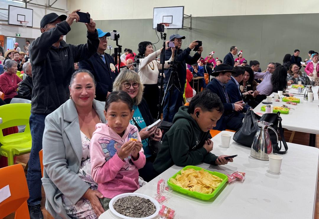 一群人在桌子前吃蛋糕

AI 生成的内容可能不正确。