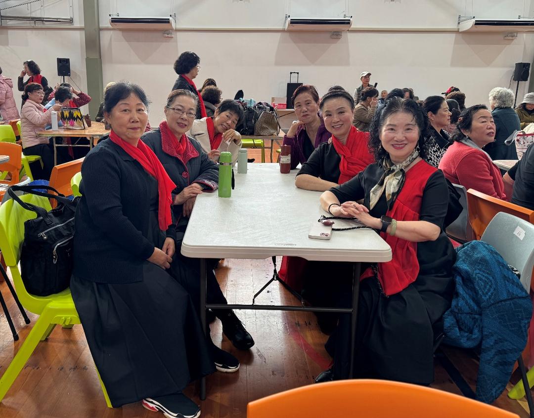 一群人坐在桌子前

AI 生成的内容可能不正确。