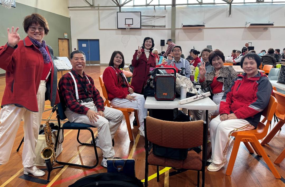 一群人正在聊天

AI 生成的内容可能不正确。