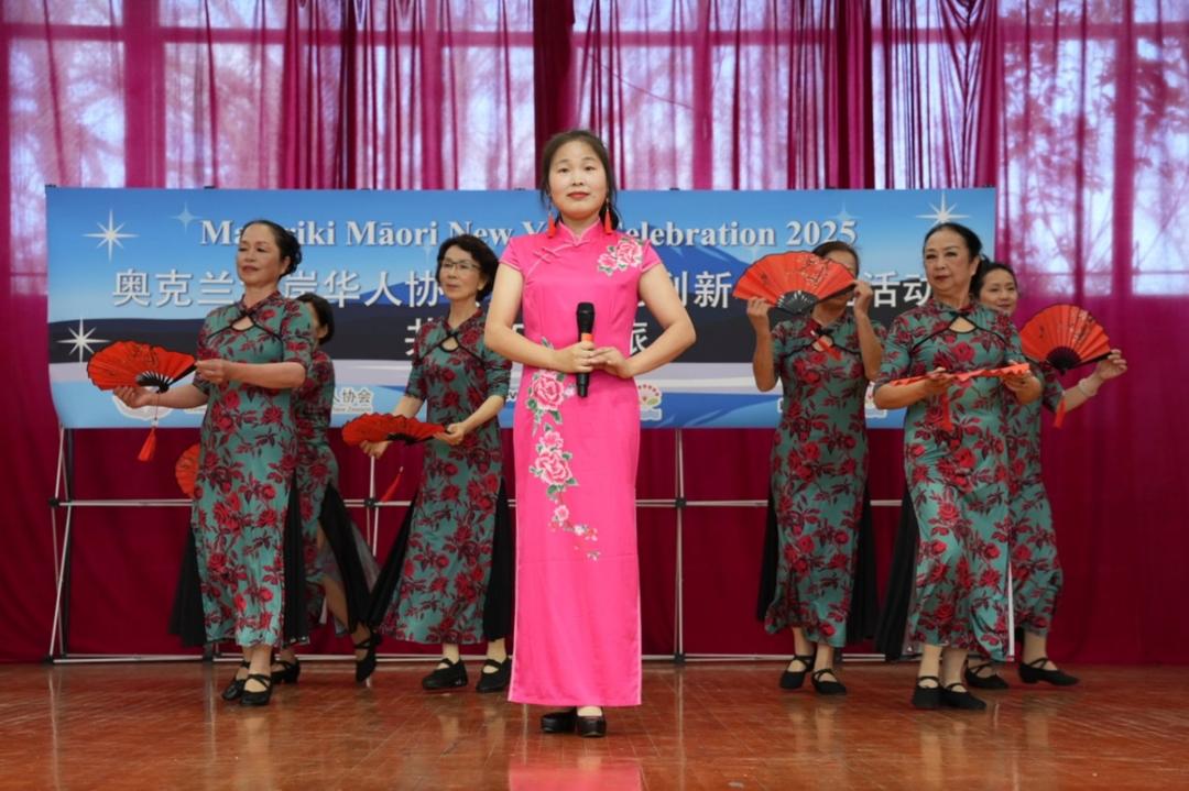 图片包含 地板, 人, 室内, 站

AI 生成的内容可能不正确。