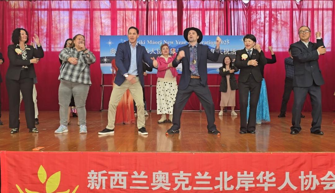 一群人站在一起

AI 生成的内容可能不正确。