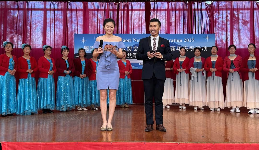 一群人站在台上

AI 生成的内容可能不正确。