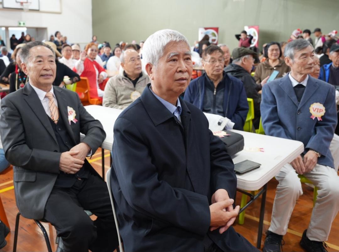 一群穿着西装笔挺的男子正在演讲

AI 生成的内容可能不正确。