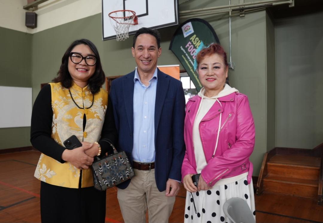 男人和女人站在一起

AI 生成的内容可能不正确。