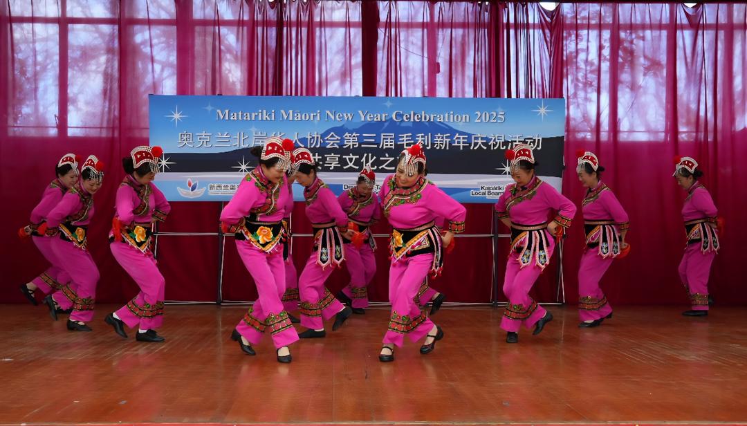 图片包含 人, 室内, 运动, 站

AI 生成的内容可能不正确。