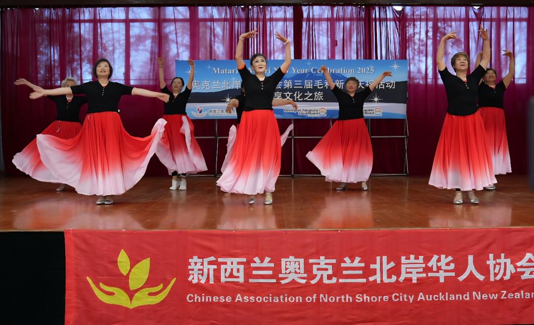 图片包含 室内, 桌子, 窗户, 房间

AI 生成的内容可能不正确。