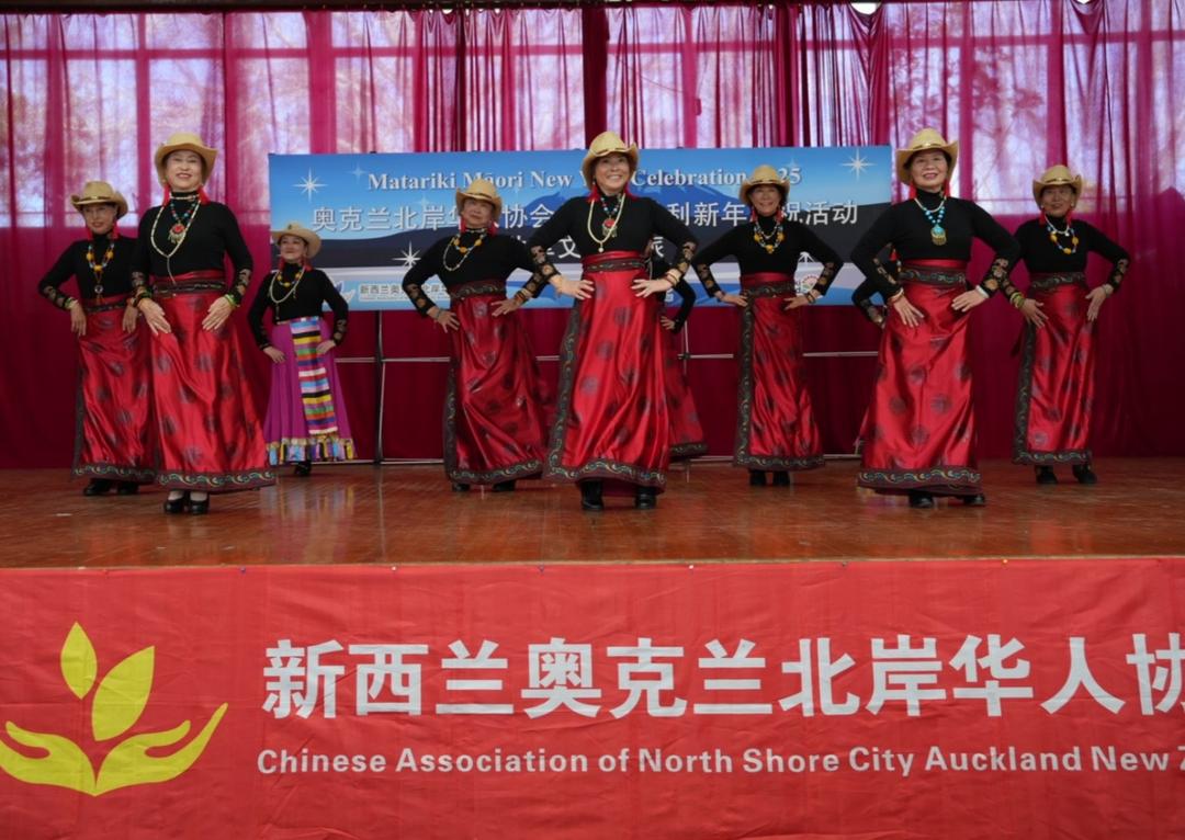 一群人在台上表演的人倒一边的照片

AI 生成的内容可能不正确。